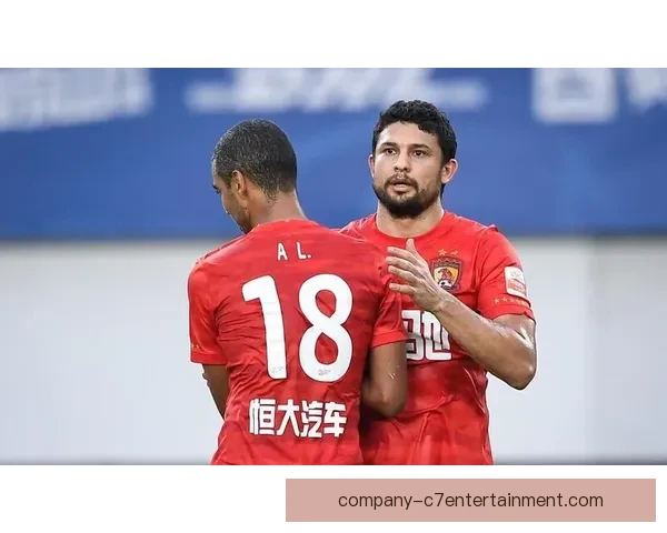 艾克森亚冠决赛绝杀助恒大捧杯缔造球队登顶亚洲的历史传奇巅峰瞬间